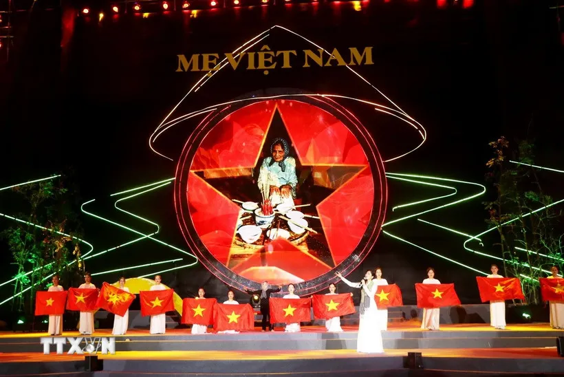 Quảng Trị: X&uacute;c động Chương tr&igrave;nh nghệ thuật ca ngợi Mẹ Việt Nam Anh h&ugrave;ng- Ảnh 1.