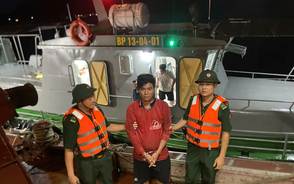 Đồn Biên phòng Côn Đảo tiếp cận tàu cá BV 7994 TS và tiến hành khống chế, bắt giữ đối tượng Ngô Văn Thả (ở giữa) đưa về Đồn Biên phòng Côn Đảo phục vụ công tác xác minh, điều tra. Ảnh: BP.