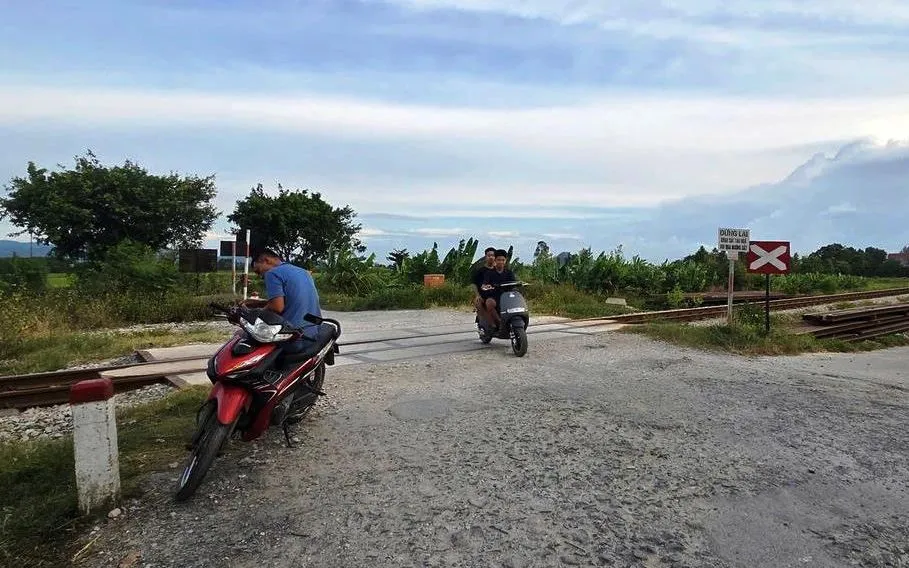 Tỉnh Nghệ An có tổng số 171 điểm giao cắt đường bộ - đường sắt, trong đó có tới 98 lối đi tự mở. Ảnh: Bắc Vũ Tỉnh Nghệ An có tổng số 171 điểm giao cắt đường bộ - đường sắt, trong đó có tới 98 lối đi tự mở. Ảnh: Bắc Vũ