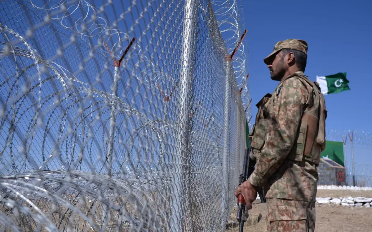 Một người lính Pakistan ở Nam Waziristan tuần tra biên giới với Afghanistan (Ảnh: AFP/Getty Images)