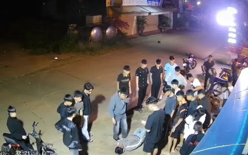 Nạn nhân bị đánh bất tỉnh, được cấp cứu nhưng đã tử vong. (Ảnh chụp màn hình) Nạn nhân bị đánh bất tỉnh, được cấp cứu nhưng đã tử vong. (Ảnh chụp màn hình)
