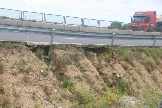 Mép đường cao tốc Vĩnh Hảo - Phan Thiết bị xói lở, hở “hàm ếch”- Ảnh 1. Mép đường cao tốc Vĩnh Hảo - Phan Thiết bị xói lở, hở “hàm ếch”- Ảnh 1.