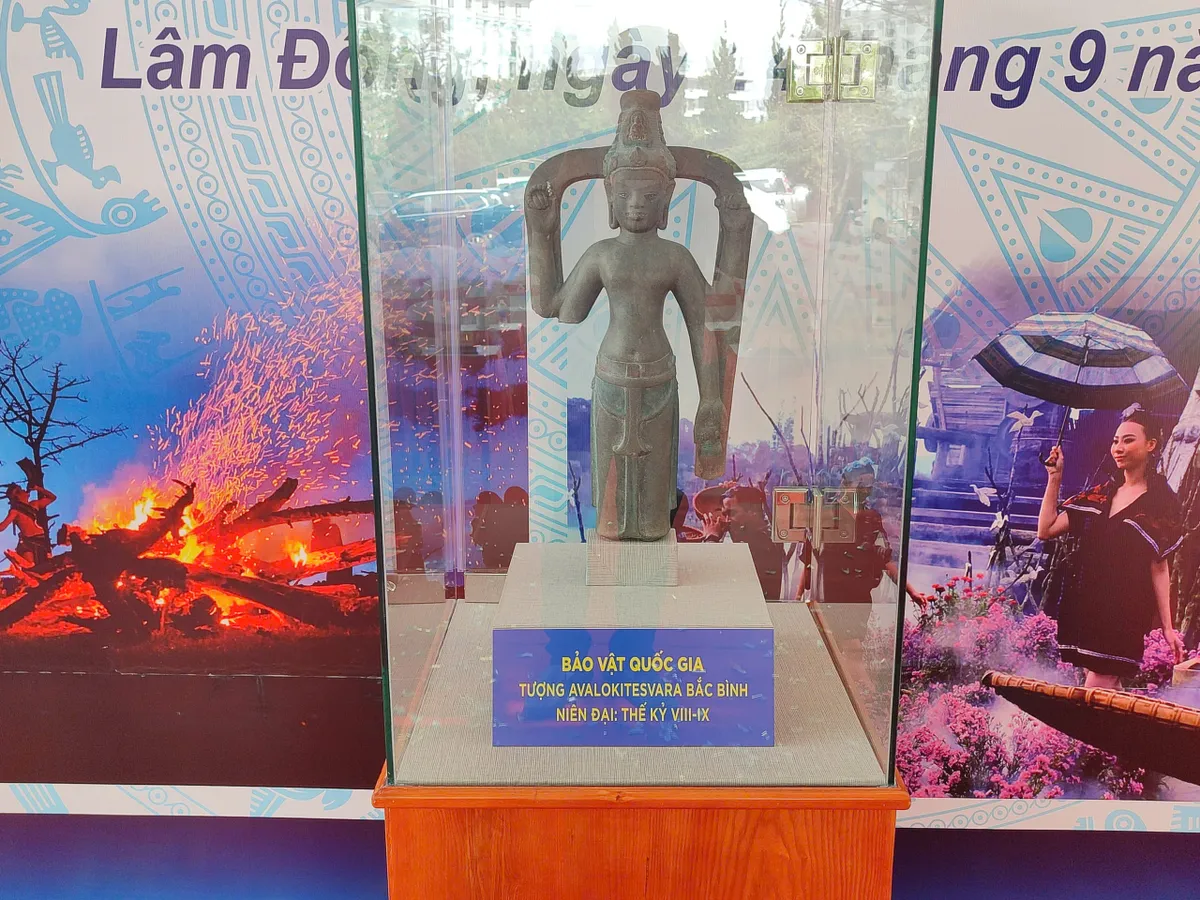 Lâm Đồng công bố Bảo vật Quốc gia tượng Avalokitesvara Bắc Bình - Ảnh 1.