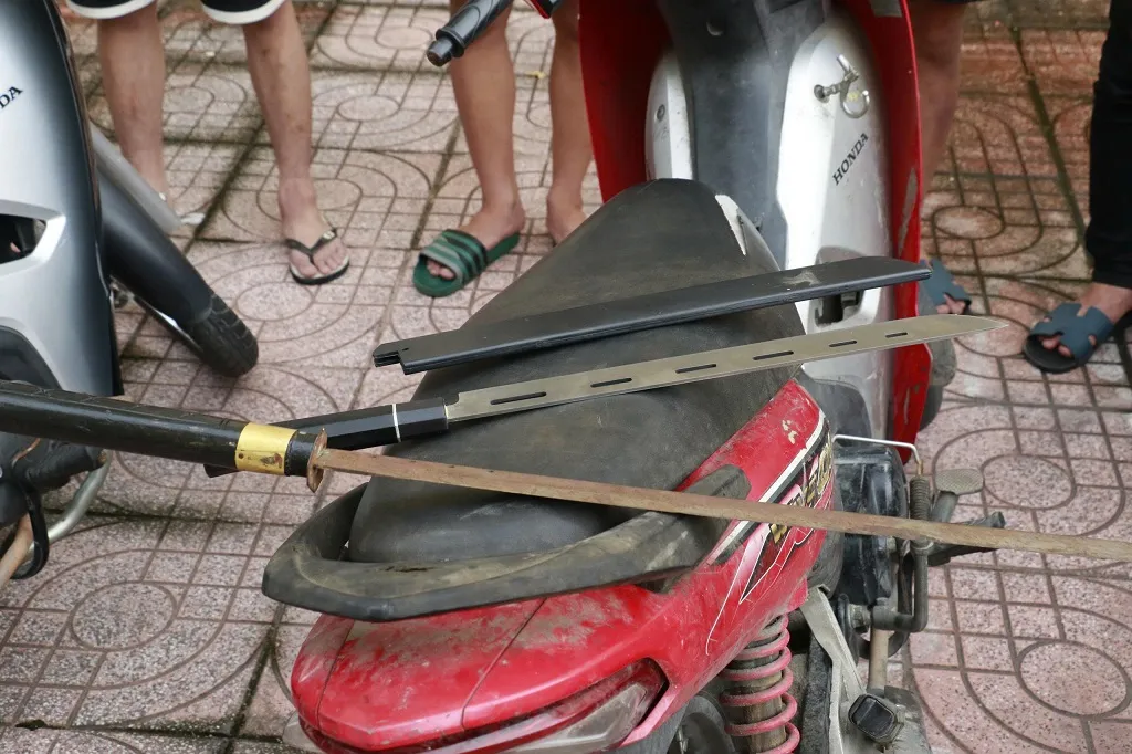 Nghệ An: Bắt 2 nhóm đối tượng dùng kiếm giải quyết mâu thuẫn trong đêm - Ảnh 1.