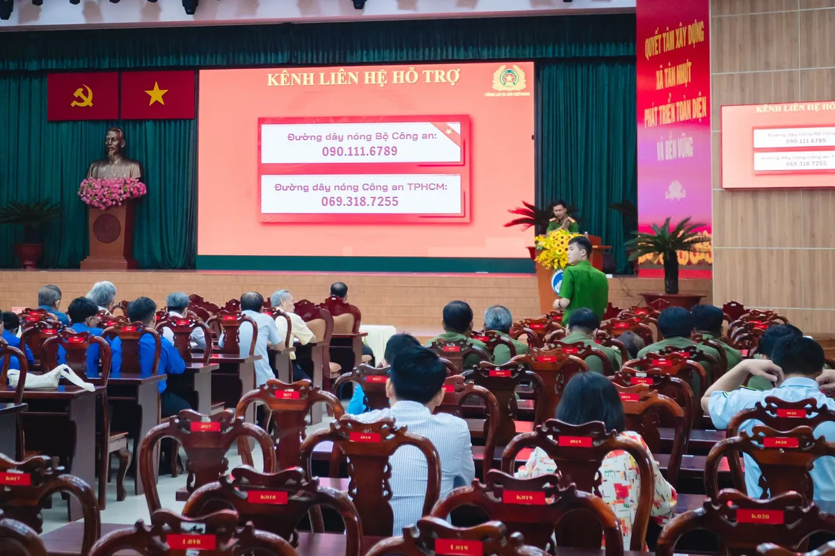 Công an TP Hồ Chí Minh vạch mặt các thủ đoạn lừa đảo online đang hoành hành - Ảnh 1.
