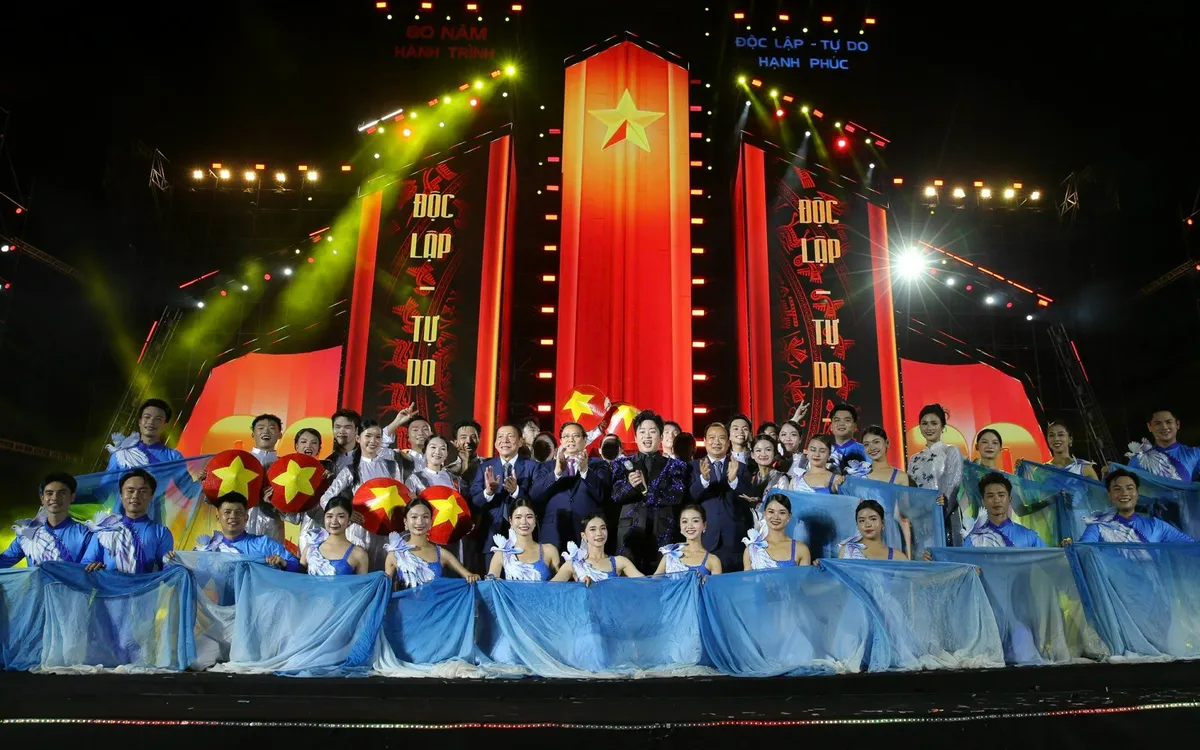 Thủ tướng Chính phủ Phạm Minh Chính cùng lãnh đạo Bộ VHTTDL chúc mừng các nghệ sĩ tham gia concert "Tôi yêu Tổ quốc tôi"  Thủ tướng Chính phủ Phạm Minh Chính cùng lãnh đạo Bộ VHTTDL chúc mừng các nghệ sĩ tham gia concert "Tôi yêu Tổ quốc tôi"