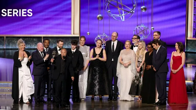 Giải thưởng Emmy 2025 ghi nhận chiến thắng áp đảo của 4 bộ phim gây tiếng vang lớn - Ảnh 2.