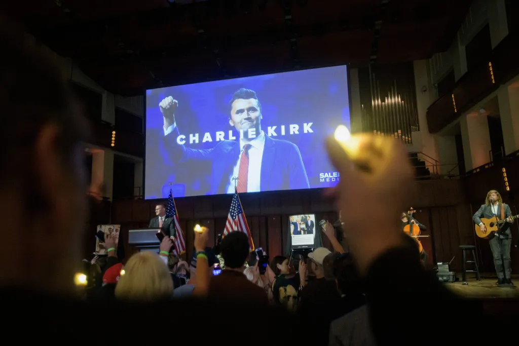 Nghi phạm bắn Charlie Kirk không hợp tác với cảnh sát, Thống đốc Utah cho biết - Ảnh 1.