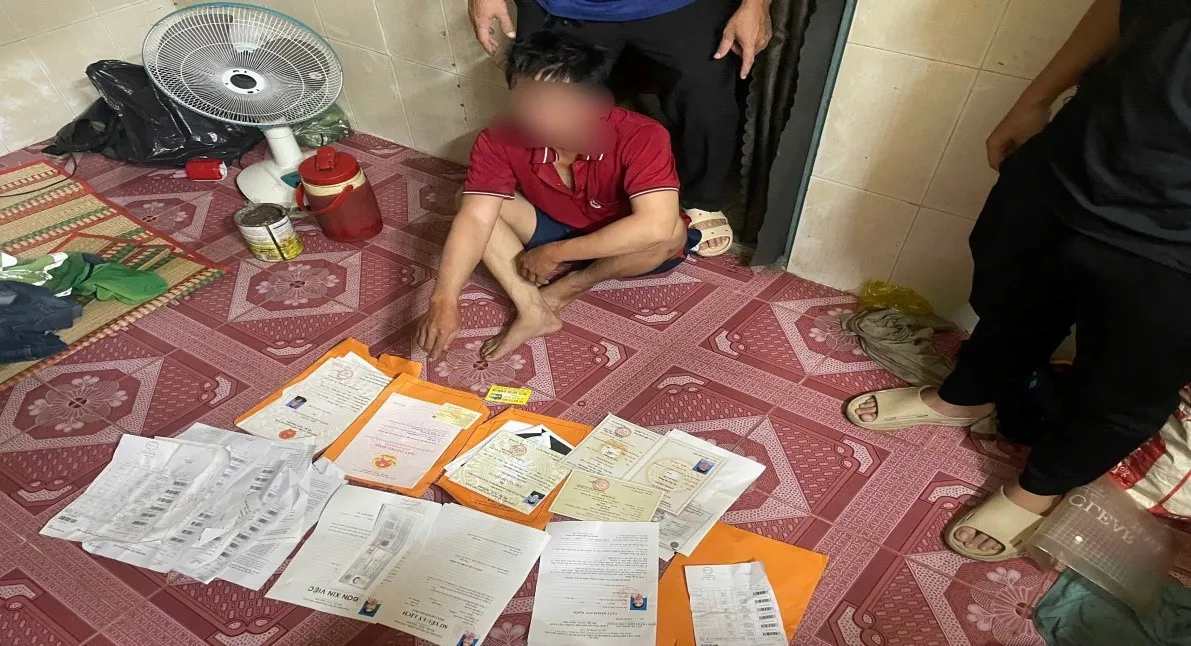 Đồng Nai triệt phá đường dây sản xuất, mua bán giấy tờ giả quy mô lớn - Ảnh 3.