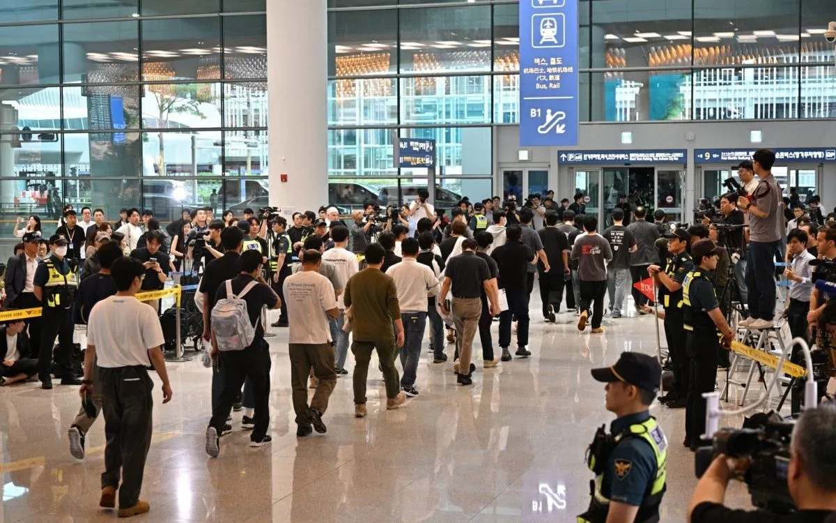 Công nhân Hàn Quốc trở về quê nhà sau nhiều ngày bị giam giữ trong chiến dịch truy quét nhập cư tại Mỹ. (Ảnh: AP) Công nhân Hàn Quốc trở về quê nhà sau nhiều ngày bị giam giữ trong chiến dịch truy quét nhập cư tại Mỹ. (Ảnh: AP)