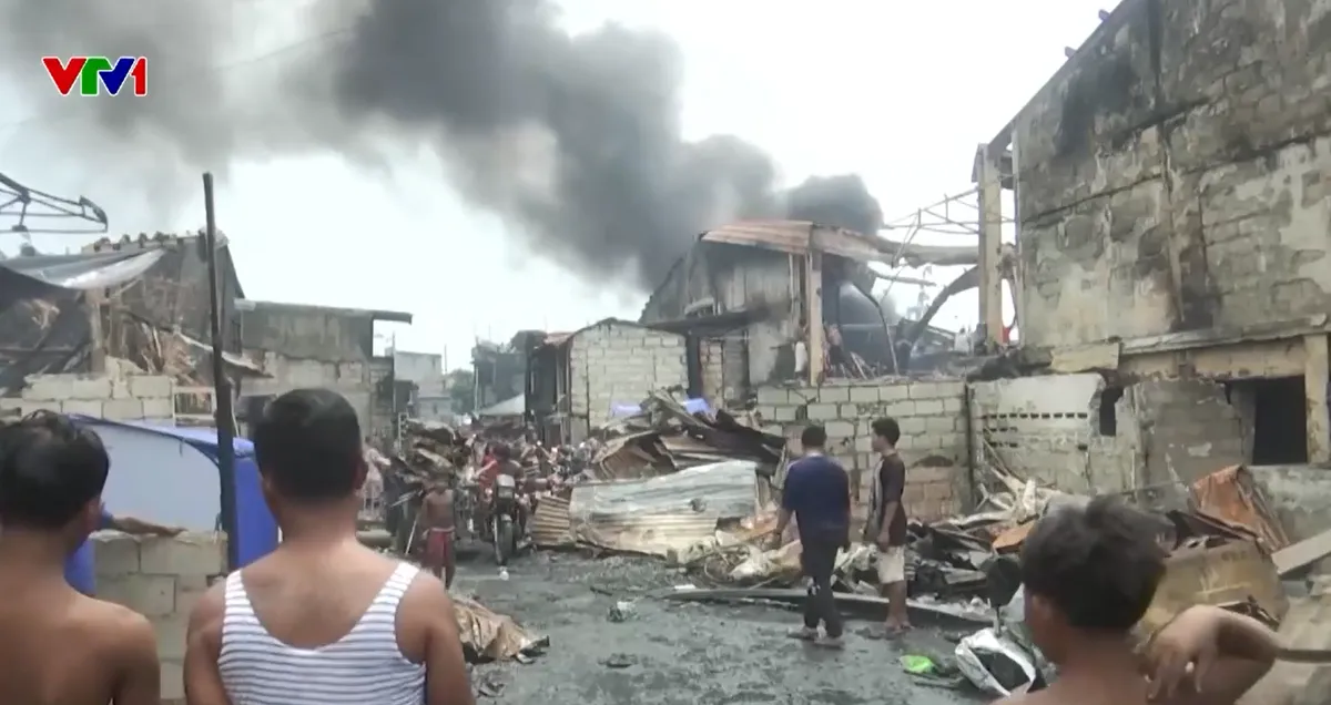 Hỏa hoạn lớn thiêu rụi hàng trăm ngôi nhà tại Philippines - Ảnh 1.