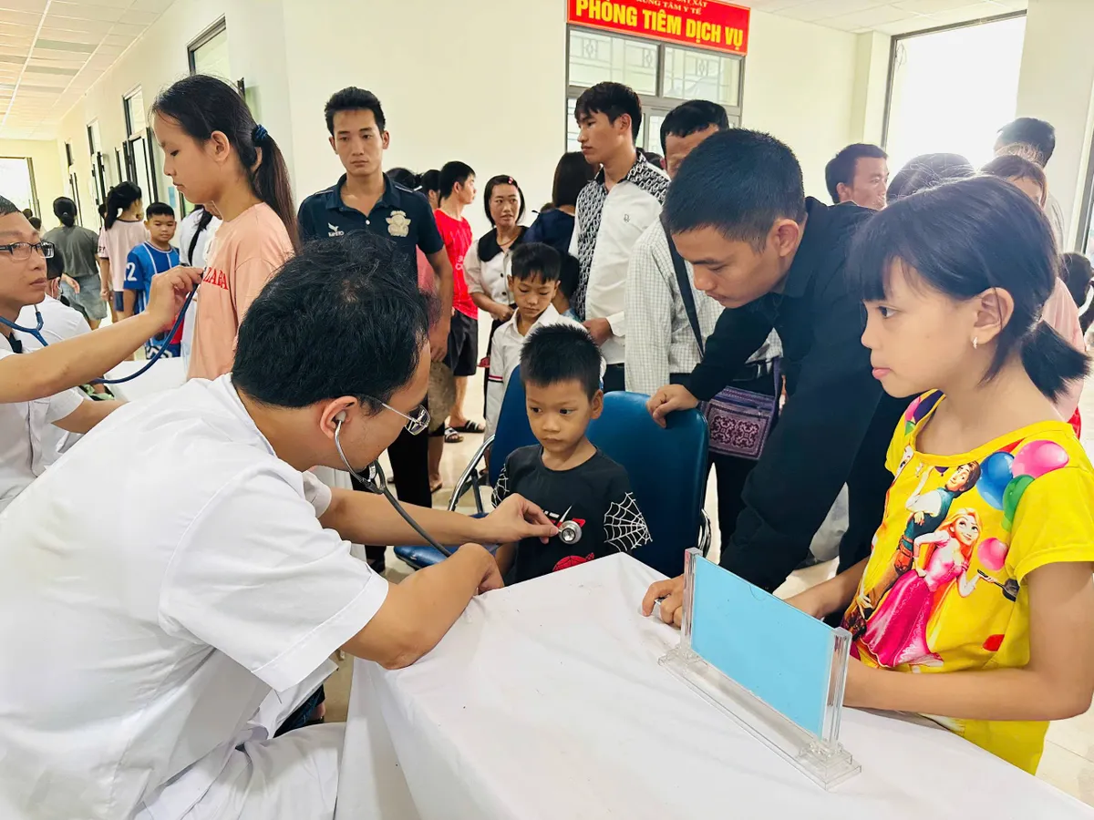 Gần 1.000 trẻ em được khám sàng lọc khuyết tật tại Lào Cai- Ảnh 1. Gần 1.000 trẻ em được khám sàng lọc khuyết tật tại Lào Cai- Ảnh 1.