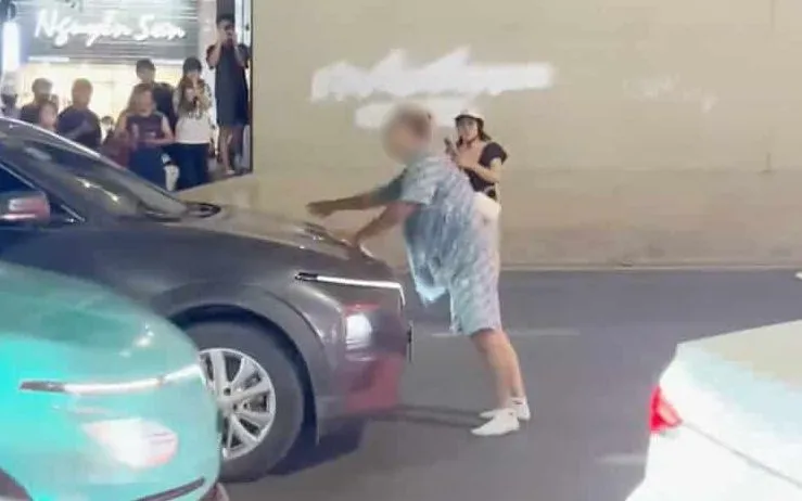 Nam thanh niên bất ngờ chặn ô tô đi trên đường Hồ Tùng Mậu. Ảnh chụp màn hình