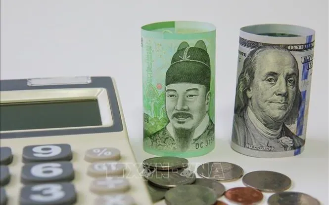 Đồng won của Hàn Quốc và đồng USD. Ảnh: THX/TTXVN