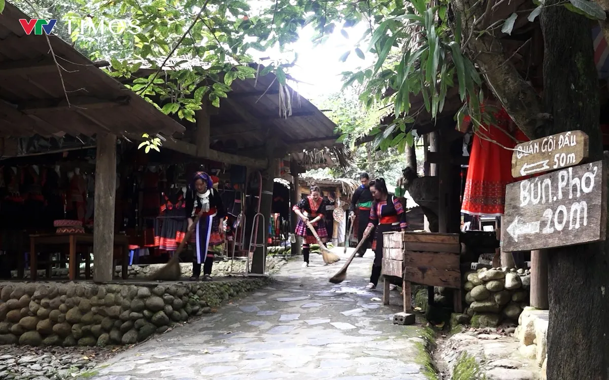 Người dân bản Sin Suối Hồ quét dọn bản làng tạo không gian xanh sạch đẹp. Ảnh: Hoàng Anh Người dân bản Sin Suối Hồ quét dọn bản làng tạo không gian xanh sạch đẹp. Ảnh: Hoàng Anh