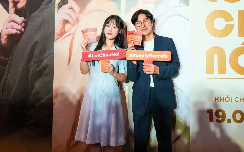 Đạo diễn Lee Sang Hoon và nữ diễn viên Kim Bo Yoon trong buổi họp báo ra mắt phim Lời chưa nói (Ảnh: Beta Distribution) Đạo diễn Lee Sang Hoon và nữ diễn viên Kim Bo Yoon trong buổi họp báo ra mắt phim Lời chưa nói (Ảnh: Beta Distribution)