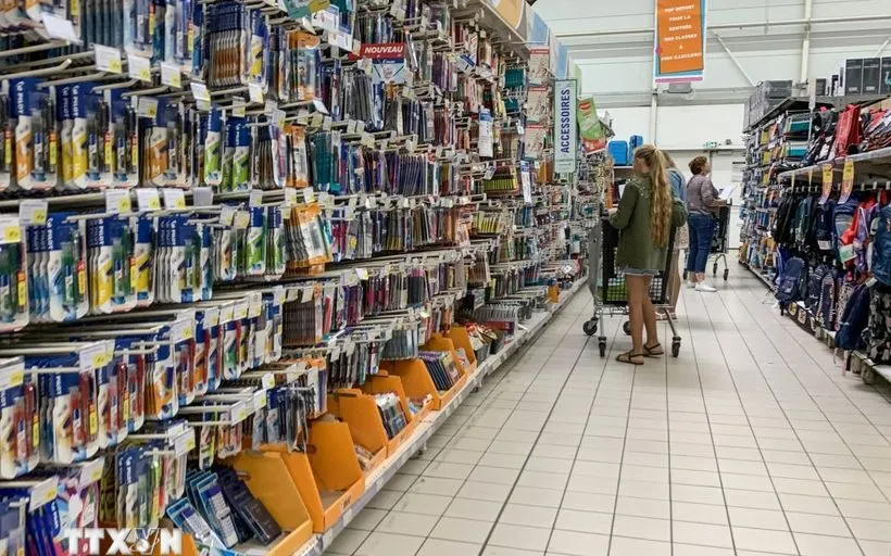 Khách hàng mua đồ trong siêu thị ở Lille, miền Bắc Pháp. (Ảnh: AFP/TTXVN) Khách hàng mua đồ trong siêu thị ở Lille, miền Bắc Pháp. (Ảnh: AFP/TTXVN)