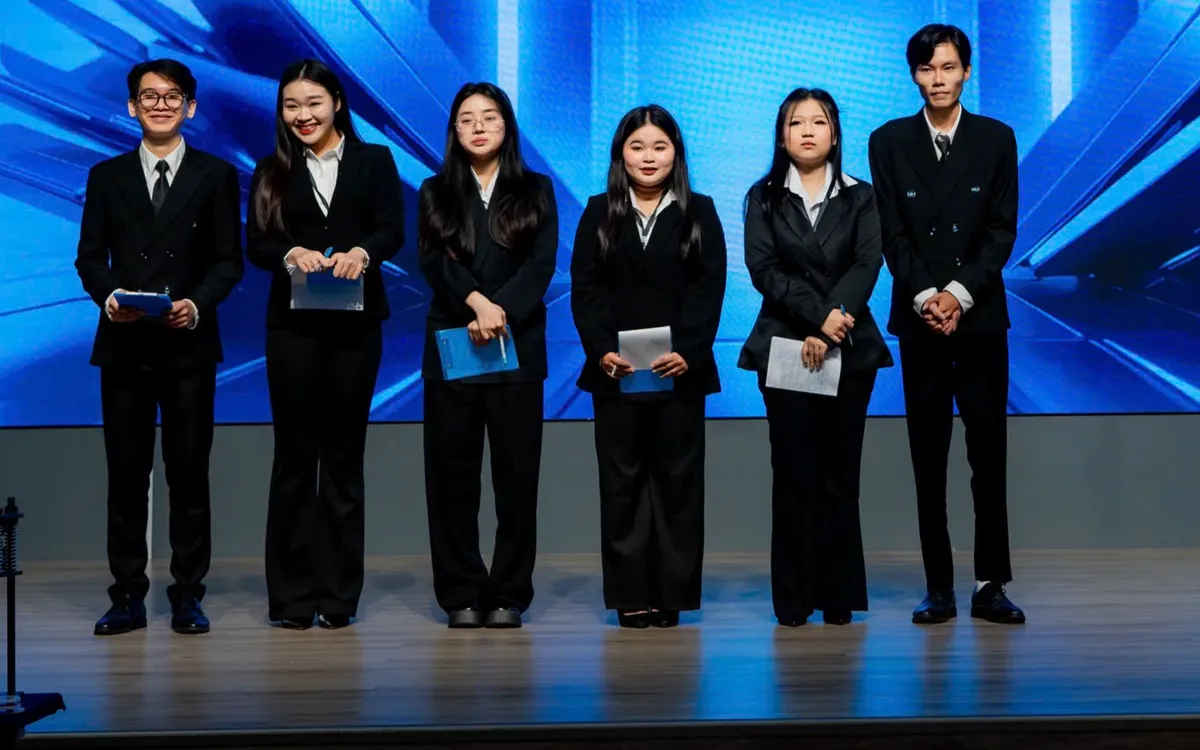 Nhóm sinh viên làm muỗng nhựa sinh học từ vỏ quất - Ảnh 2.