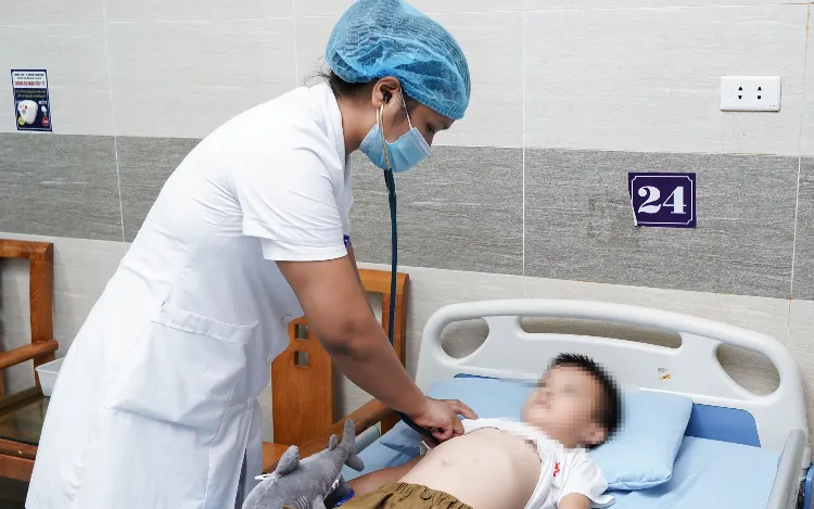 Bé 6 tuổi xuất huyết tiêu hóa do viêm loét dạ dày tá tràng