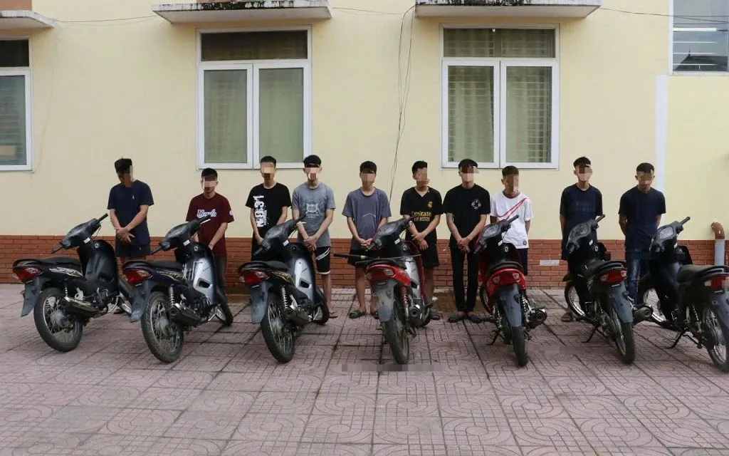 Các đối tượng cùng số tang vật tại Cơ quan Công an.