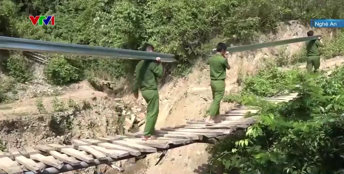 Vượt núi vận chuyển vật liệu xây nhà cho người dân vùng lũ Nghệ An - Ảnh 1.