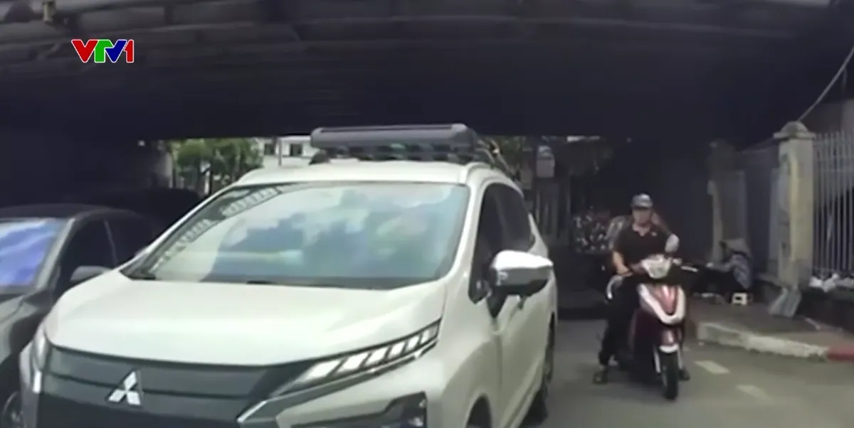 Lấn làn, vượt ẩu làm gia tăng ùn tắc giao thông - Ảnh 1.