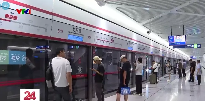 Người dân Bắc Kinh ưa chuộng sử dụng tàu điện ngầm - Ảnh 1.