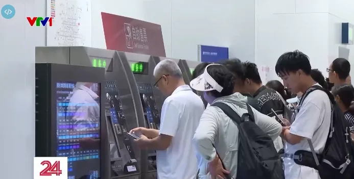 Người dân Bắc Kinh ưa chuộng sử dụng tàu điện ngầm - Ảnh 2.
