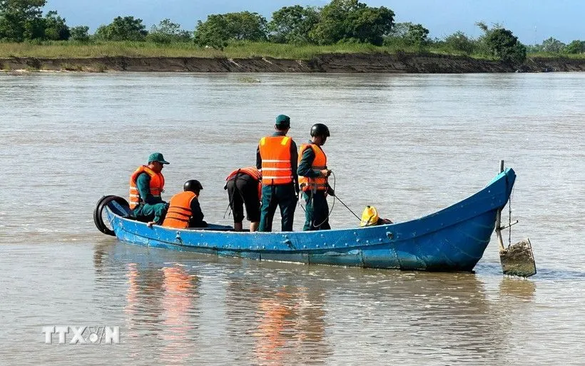 Mực nước sông Ba dâng cao khiến cho việc tìm kiếm nạn nhân gặp nhiều khó khăn. (Ảnh: TTXVN phát) Mực nước sông Ba dâng cao khiến cho việc tìm kiếm nạn nhân gặp nhiều khó khăn. (Ảnh: TTXVN phát)