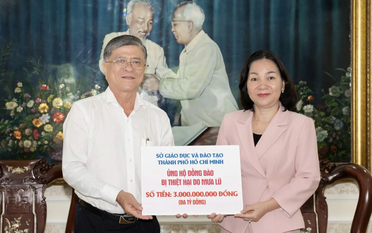 Phó Chủ tịch Thường trực Ủy ban MTTQ Việt Nam TP Hồ Chí Minh Trương Thị Bích Hạnh tiếp nhận số tiền ủng hộ từ Giám đốc Sở Giáo dục và Đào tạo Nguyễn Văn Hiếu - Ảnh: MTTQ Phó Chủ tịch Thường trực Ủy ban MTTQ Việt Nam TP Hồ Chí Minh Trương Thị Bích Hạnh tiếp nhận số tiền ủng hộ từ Giám đốc Sở Giáo dục và Đào tạo Nguyễn Văn Hiếu - Ảnh: MTTQ