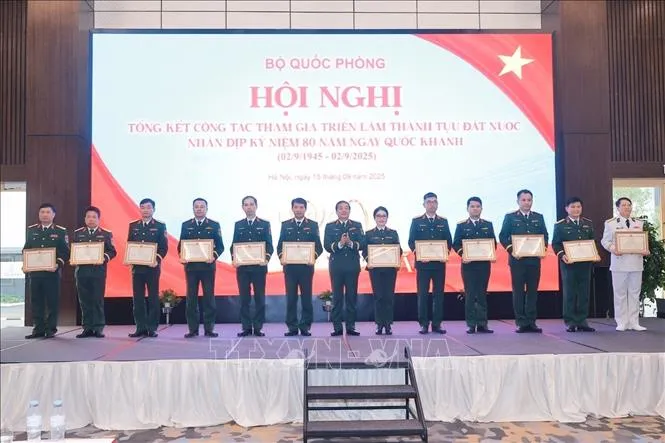 Bộ Quốc phòng khen thưởng tập thể, cá nhân có đóng góp xuất sắc trong Triển lãm thành tựu đất nước - Ảnh 1.