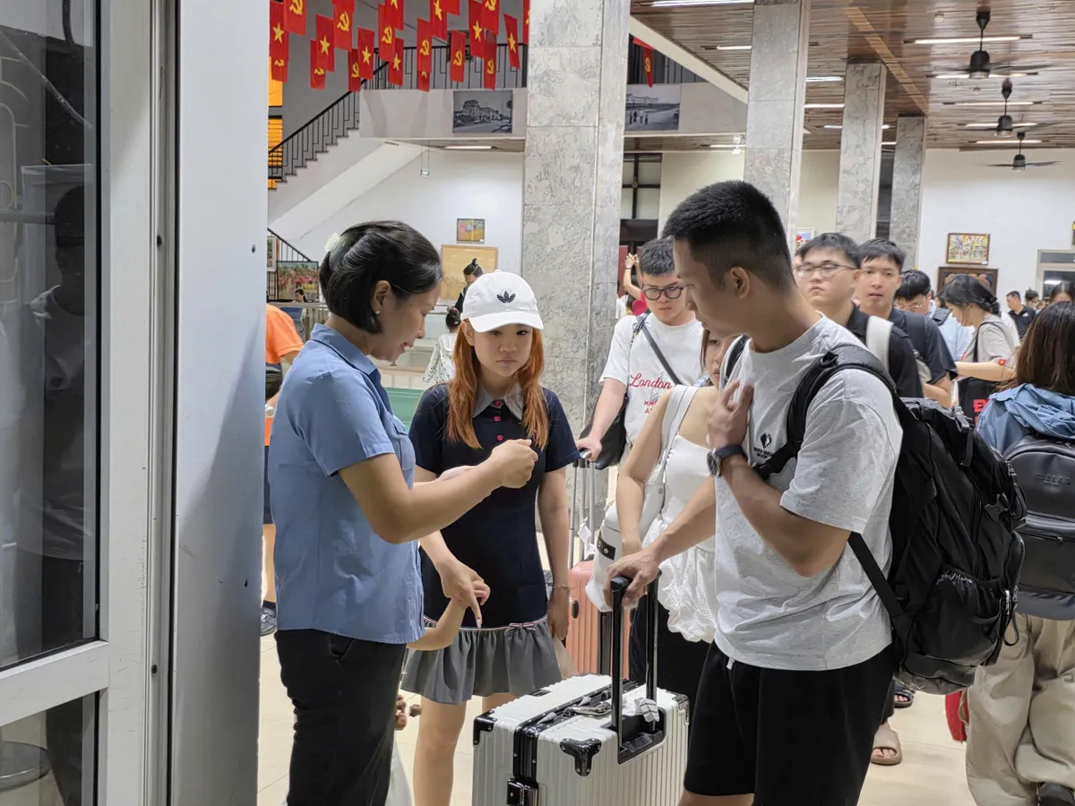 Mua vé tàu Tết chặng càng xa giá càng giảm, đến 20% - Ảnh 1.