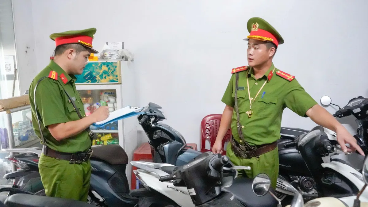 Cảnh s&aacute;t v&agrave;o trường xử l&yacute; học sinh đi xe m&aacute;y vi phạm, cha mẹ cũng sẽ li&ecirc;n đới tr&aacute;ch nhiệm - Ảnh 1.