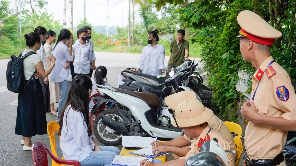 Cảnh s&aacute;t v&agrave;o trường xử l&yacute; học sinh đi xe m&aacute;y vi phạm, cha mẹ cũng sẽ li&ecirc;n đới tr&aacute;ch nhiệm - Ảnh 3.