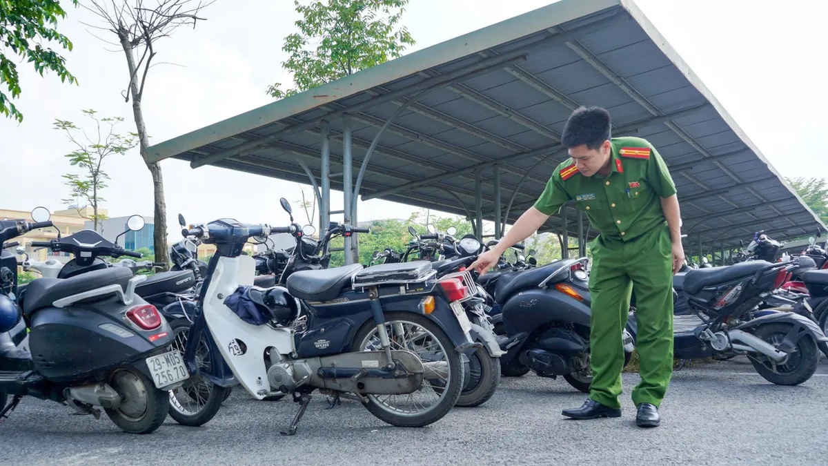Cảnh s&aacute;t v&agrave;o trường xử l&yacute; học sinh đi xe m&aacute;y vi phạm, cha mẹ cũng sẽ li&ecirc;n đới tr&aacute;ch nhiệm - Ảnh 5.