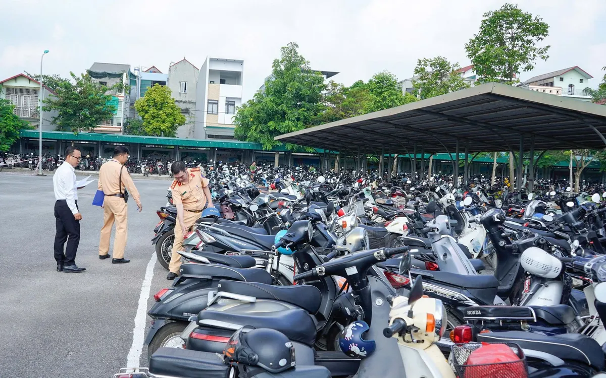 Lực lượng chức năng vào tận trường học, kiểm tra, rà soát phương tiện vi phạm của học sinh tại bãi xe của trường THPT Chuyên Sơn Tây.
