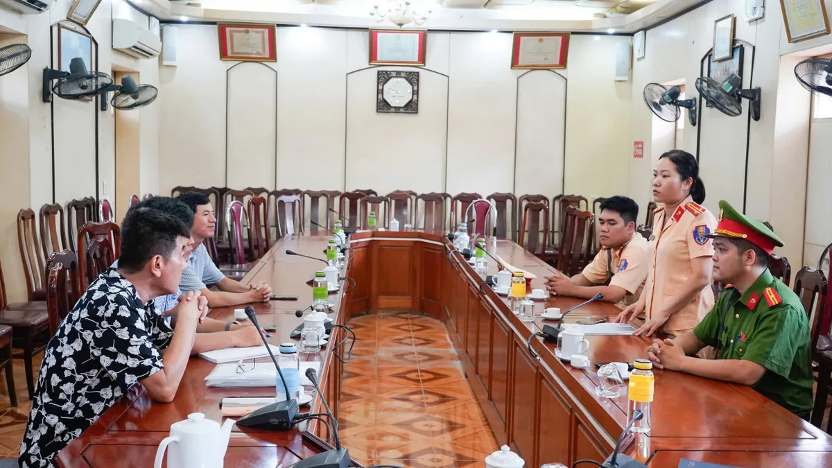 Cảnh s&aacute;t v&agrave;o trường xử l&yacute; học sinh đi xe m&aacute;y vi phạm, cha mẹ cũng sẽ li&ecirc;n đới tr&aacute;ch nhiệm - Ảnh 4.