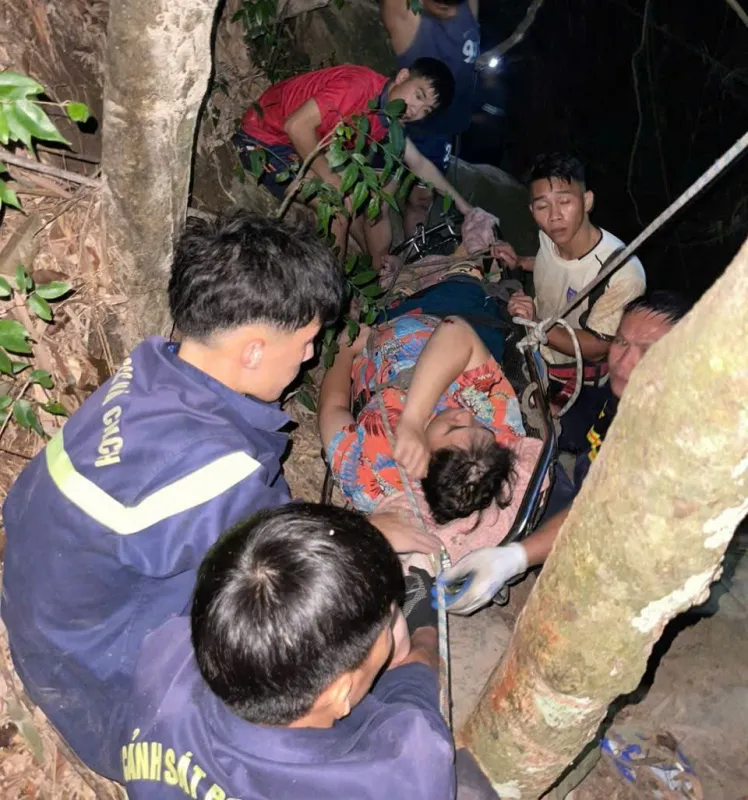 Cứu 3 người khuyết tật bị ngã xuống thác ở Tam Đảo - Ảnh 1.