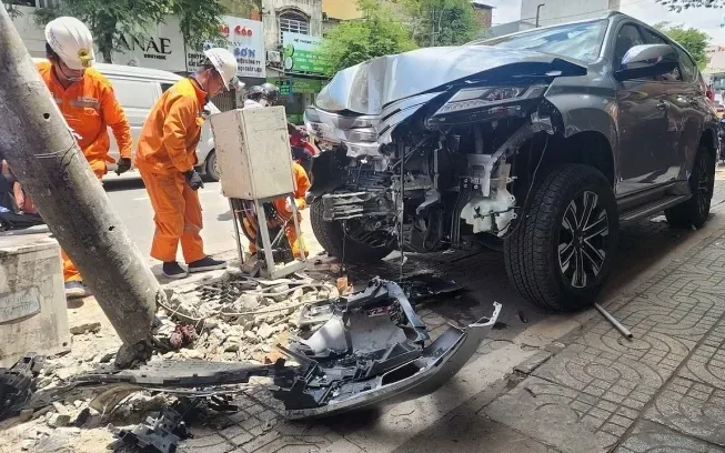 Đầu xe 7 chỗ biến dạng sau khi tông liên hoàn.
 Đầu xe 7 chỗ biến dạng sau khi tông liên hoàn.
