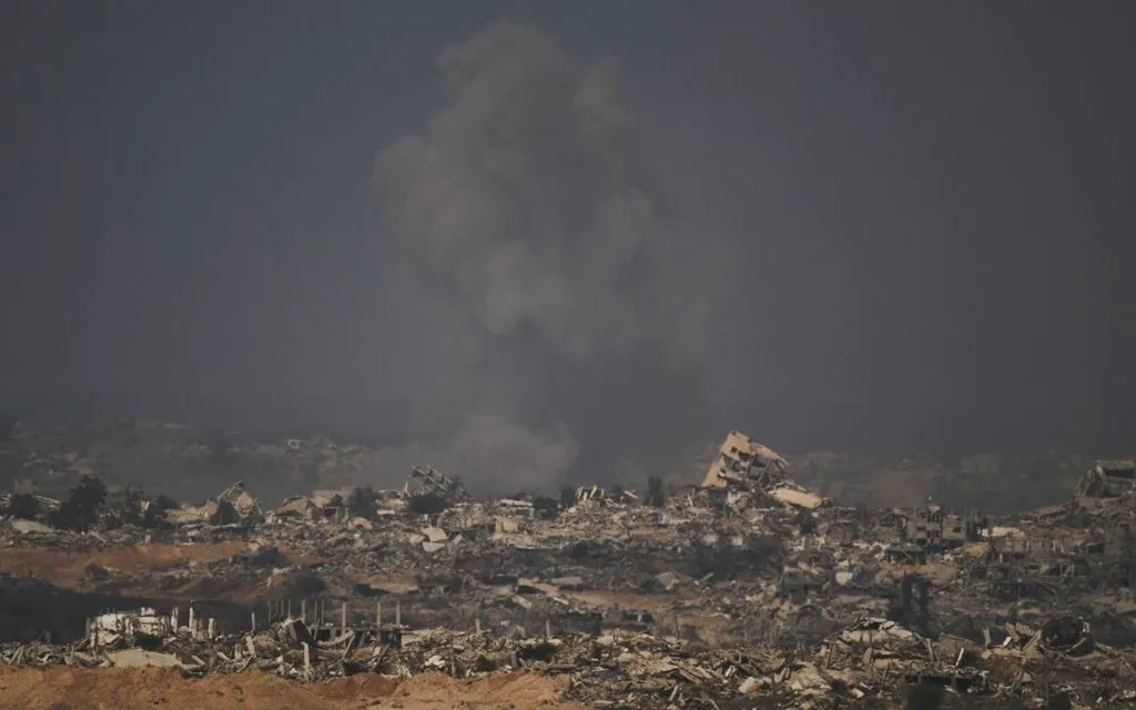 Khói bốc lên sau một cuộc không kích của Israel ở phía Bắc Dải Gaza, nhìn từ miền Nam Israel, ngày 16/9/2025 (Ảnh: AP) Khói bốc lên sau một cuộc không kích của Israel ở phía Bắc Dải Gaza, nhìn từ miền Nam Israel, ngày 16/9/2025 (Ảnh: AP)