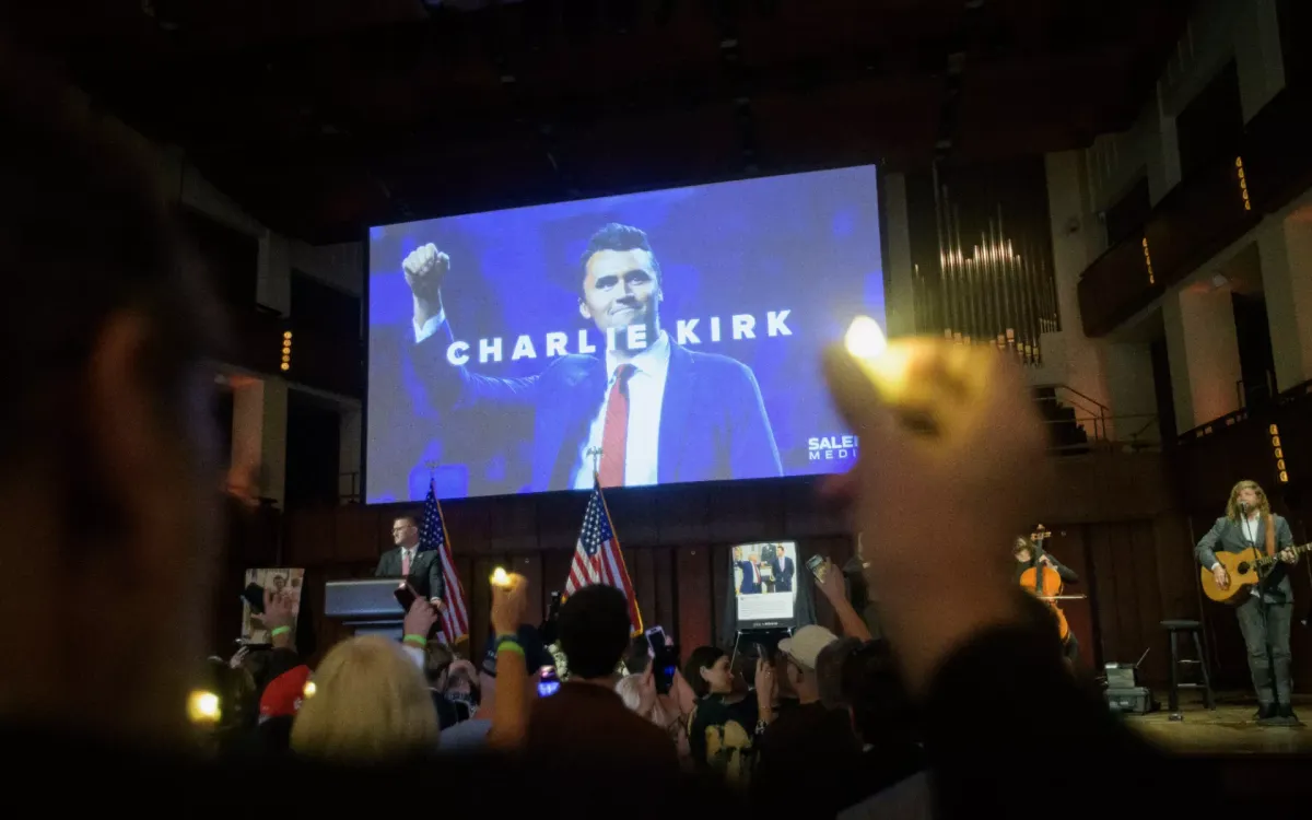 Mọi người cầm nến và hát trong buổi tưởng niệm Charlie Kirk tại Trung tâm tưởng niệm John F. Kennedy ở Washington, ngày 14/9/2025 (Ảnh: AP) Mọi người cầm nến và hát trong buổi tưởng niệm Charlie Kirk tại Trung tâm tưởng niệm John F. Kennedy ở Washington, ngày 14/9/2025 (Ảnh: AP)