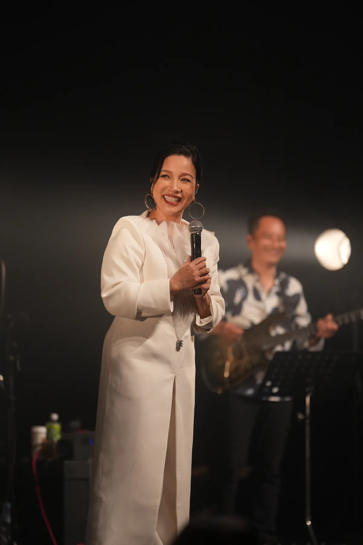 Cả gia đình đồng hành với diva Mỹ Linh trong tour lưu diễn châu Á đầu tiên - Ảnh 1.