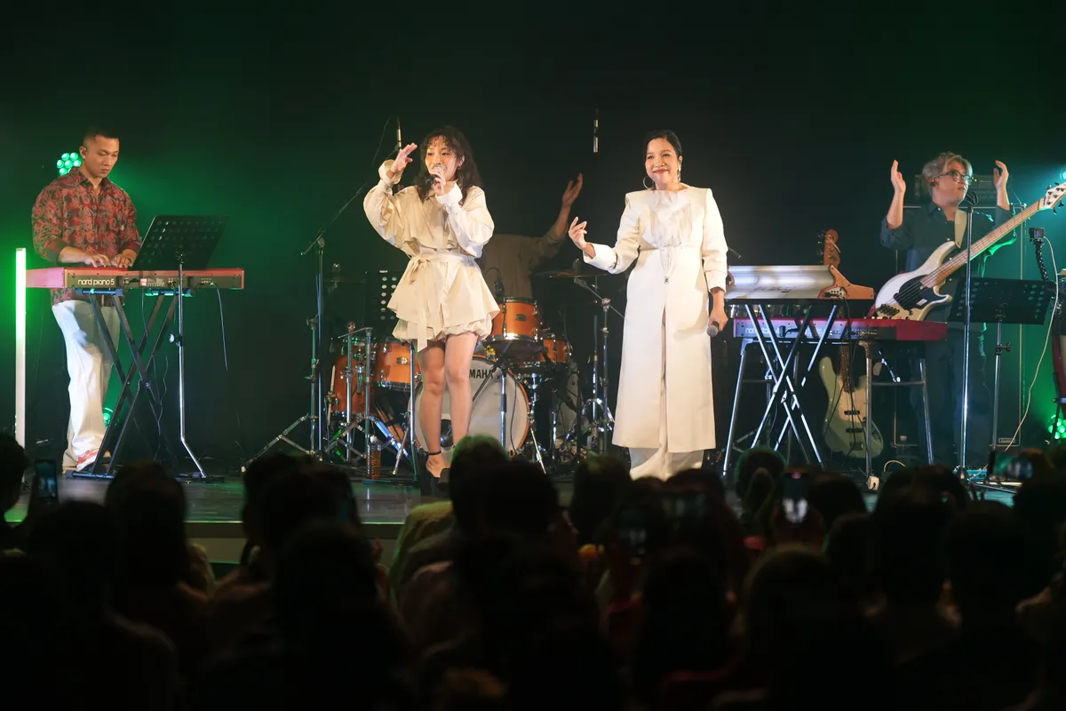 Cả gia đình đồng hành với diva Mỹ Linh trong tour lưu diễn châu Á đầu tiên - Ảnh 3.