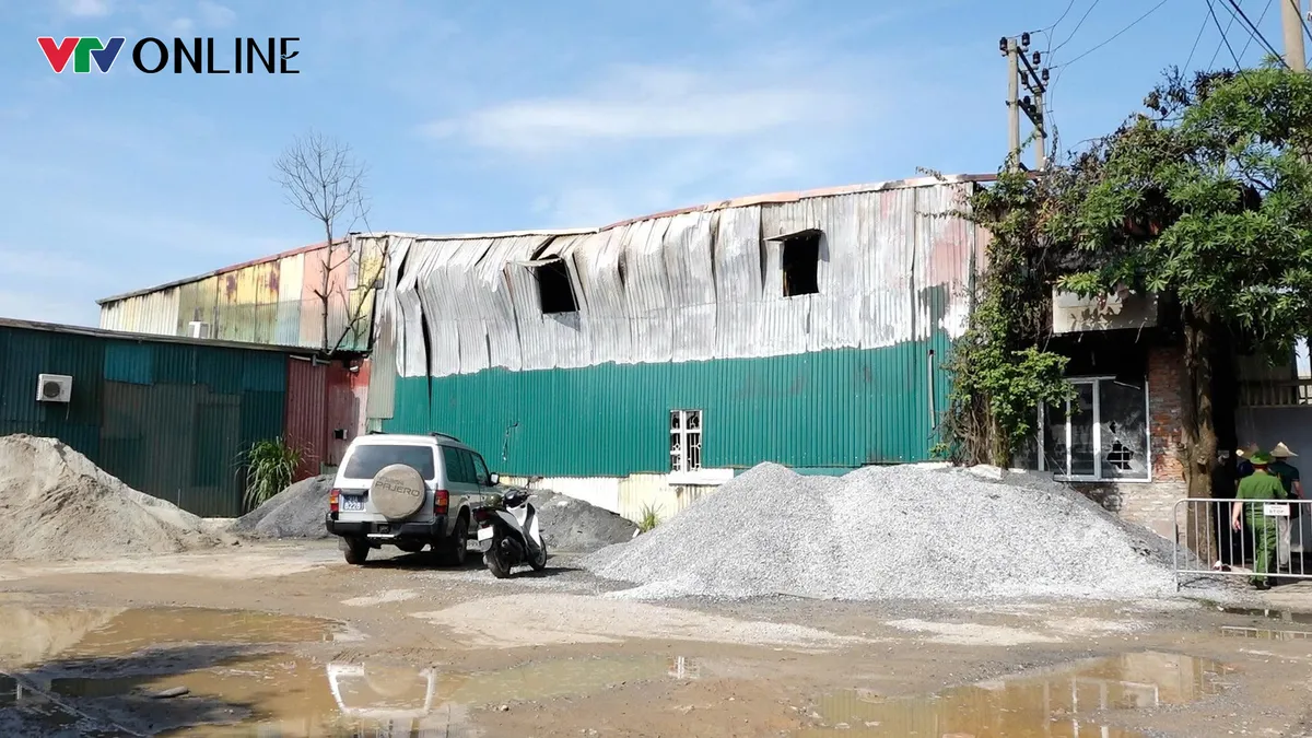 Hiện trường vụ cháy làm 4 người tử vong ở Thường Tín: Công an Hà Nội khẩn trương điều tra nguyên nhân - Ảnh 4.