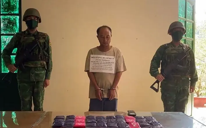 Bắt đối tượng người nước ngoài vận chuyển 6.000 viên ma túy từ Lào về Việt Nam  - Ảnh 1.