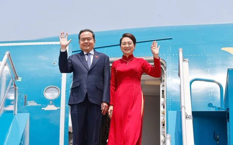 Chủ tịch Quốc hội Trần Thanh Mẫn và Phu nhân rời Hà Nội, lên đường tham dự AIPA-46 và thăm chính thức Malaysia. (Ảnh: TTXVN) Chủ tịch Quốc hội Trần Thanh Mẫn và Phu nhân rời Hà Nội, lên đường tham dự AIPA-46 và thăm chính thức Malaysia. (Ảnh: TTXVN)