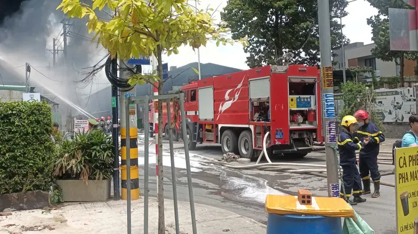 Tìm thấy thi thể một nạn nhân trong vụ cháy nhà xưởng ở TP Hồ Chí Minh - Ảnh 3.