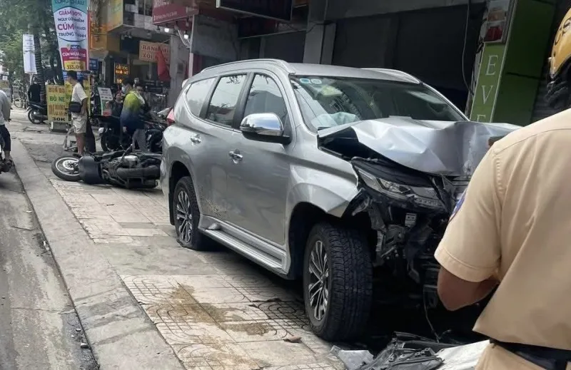 Ô tô chở tiền ngân hàng mất lái, gây tai nạn liên hoàn khiến 3 người bị thương  - Ảnh 1.