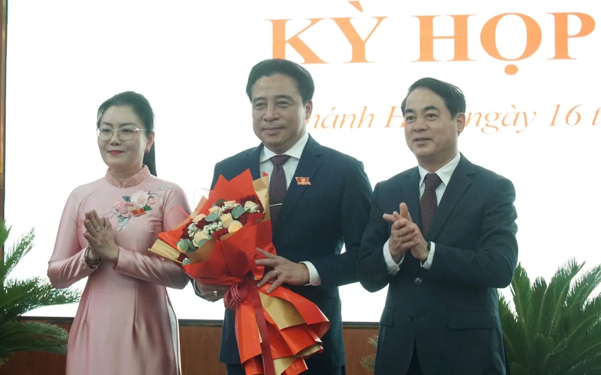 Bí thư Tỉnh ủy Khánh Hòa Nghiêm Xuân Thành tặng hoa chúc mừng tân Chủ tịch UBND tỉnh Nguyễn Khắc Toàn.