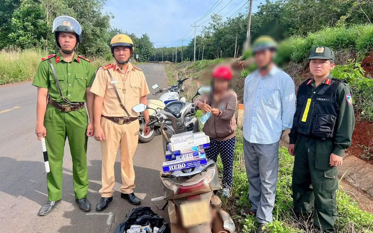 Ông H. cùng tang vật bị thu giữ. Ảnh: Công an tỉnh Đồng Nai